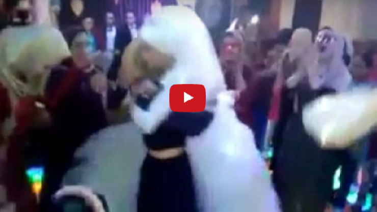 بالفيديو .. فتاة تحمل صديقتها العروس بطريقة تشعل حماس الجمهور