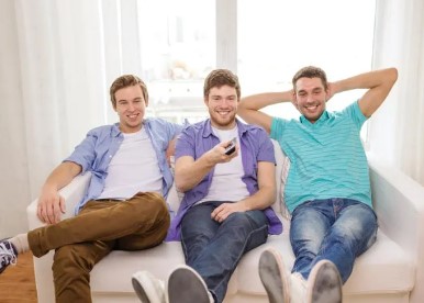 لدي أصدقاء صالحون لكنهم يسهرون إلى الفجر ..  فهل أتركهم؟