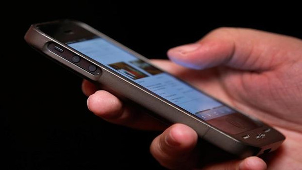 السجن عام لمن تتجسس على هاتف زوجها  ..  تفاصيل