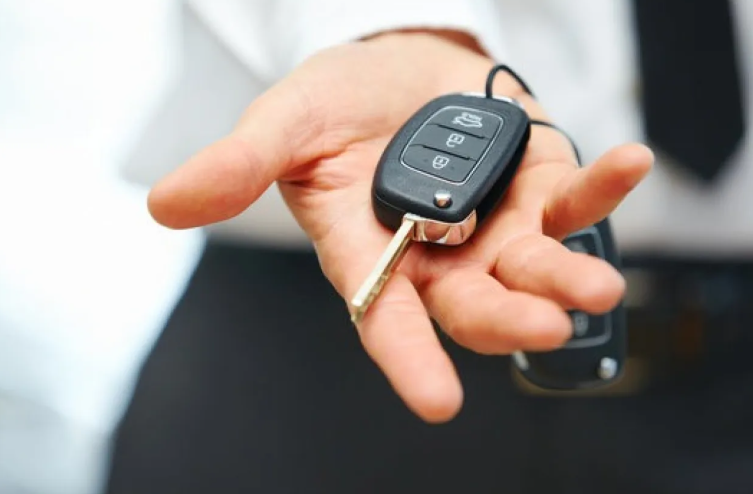 الامارات : رجل يرفض ردّ سيارة صديقه بعد استعارتها لقضاء مصالحه ..  ويعتبرها هبة