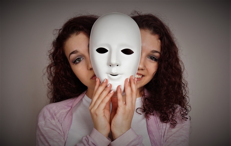 سلفتي تحرضني على أهل زوجي وتتدخل بكل تفاصيل حياتي