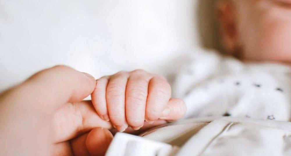 بعد قبلة ..  رضيع سيعاني من فيروس هربس مدى الحياة