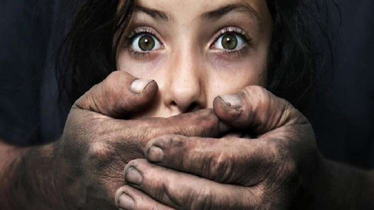 جريمة مروعة  ..  أب لطفلين يعتدي جنسيا على طفلة الـ3 سنوات ويدهسها لطمس معالم جريمته 