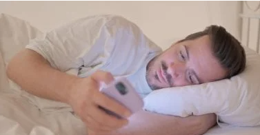 دراسة: جيل Z الأكثر استخداماً للهواتف بمعدل 4 ساعات يومياً