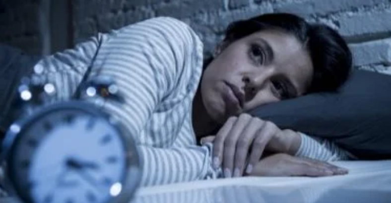 الاستيقاظ عند الفجر ..  بين طبيعة النوم والقلق