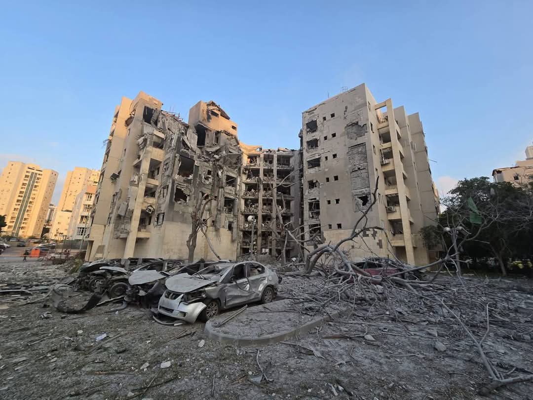 بالفيديو  ..  وسائل إعلام إسرائيلية: 8 قتلى و22 جريحًا وعدد من المفقودين تحت الركام حتى الآن 