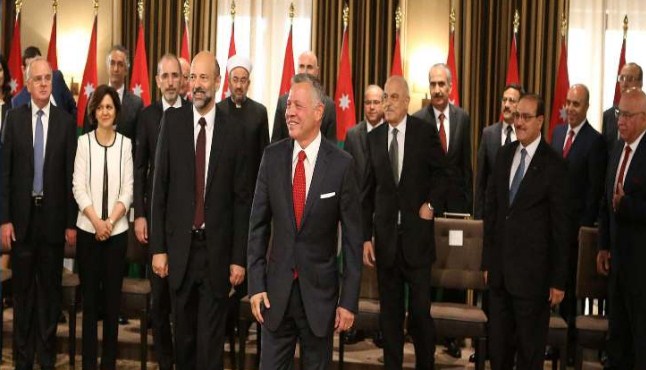 (71%) من الاردنيين يعتقدون ان الفريق الوزاري لحكومة الرزاز غير قادر على تحمل مسؤولية المرحلة الحالية 
