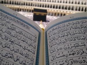 تفسير حلم رؤية تشغيل القرآن بالمنزل في المنام