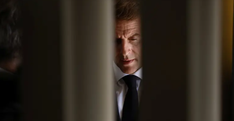 شعبية ماكرون تتراجع إلى 11% وسط أزمة سياسة