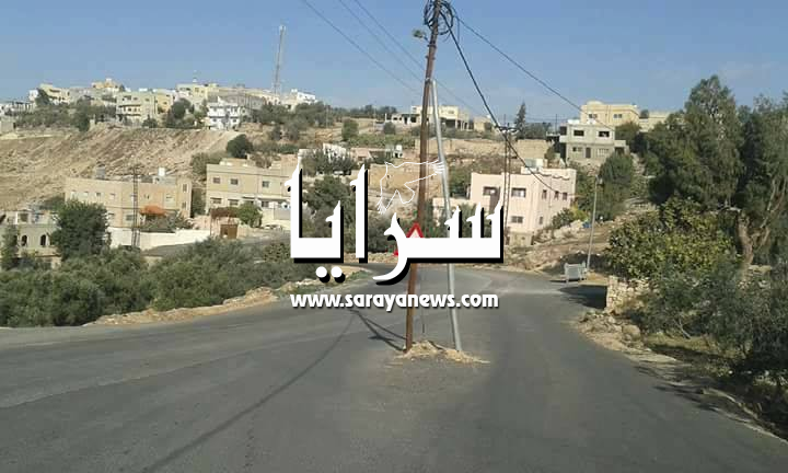 اربد: عامود كهرباء في منتصف الشارع بقرية ديريوسف يتحول الى "مصيدة" لمركبات المواطنين ..  صورة