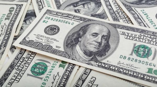 الدولار يتجه صوب أكبر تراجع أسبوعي في نحو 4 أشهر