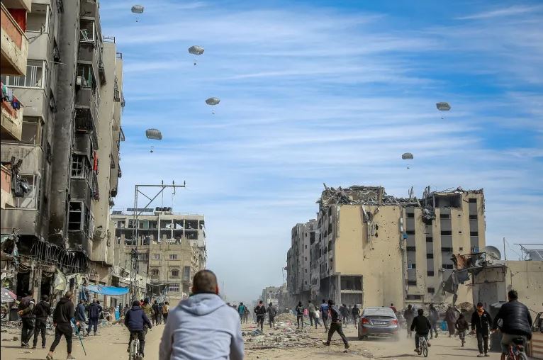 الاحتلال يعلن عن استئناف عمليات إسقاط المساعدات جوا بغزة