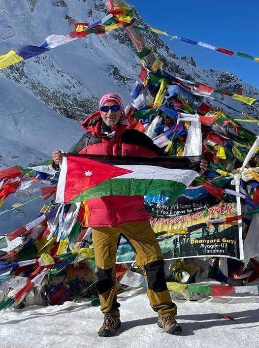 العرجان يرفع العلم الاردني على قمة لاركا باس في جبال الهيملايا