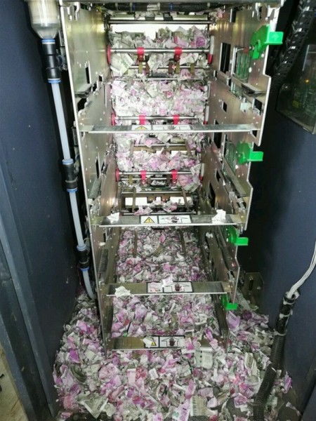 بالصور .. فئران تمزق أوراقا نقدية داخل ماكينة صرف