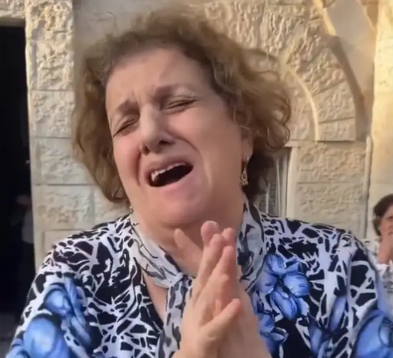 كلهم راحوا كيف أدخل الدار ..  فلسطينية تصرخ "ادفنوني معهم" - فيديو 