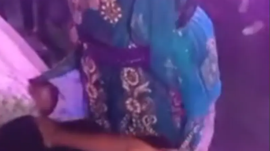 فيديو يشغل الجزائريين ..  شاب ألبس أمه خاتم الزواج بدل عروسه