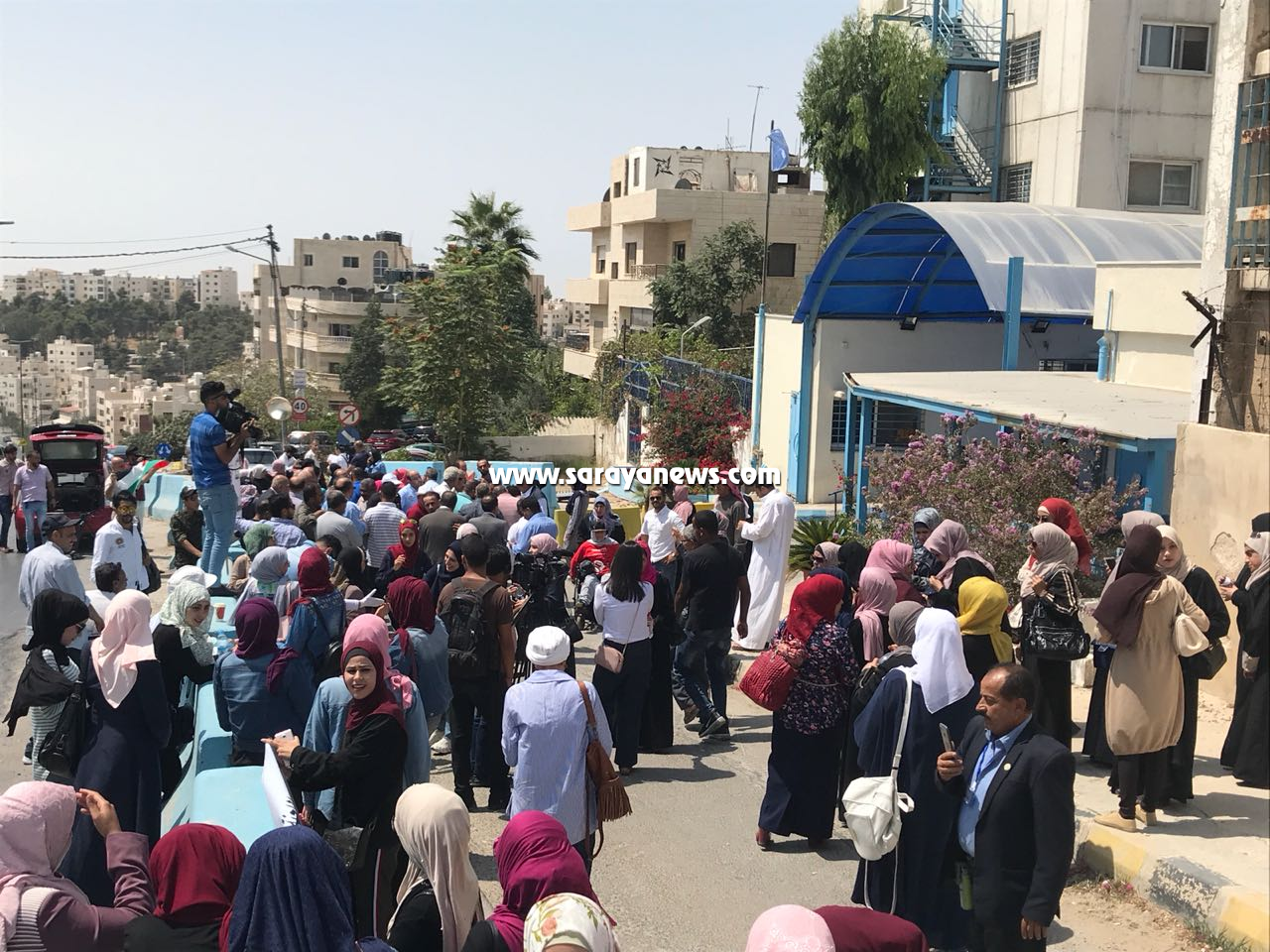 بالصور  ..  العشرات يعتصمون امام "الاونروا" احتجاجاً على الضغط الامريكي لتقليص خدماتها 