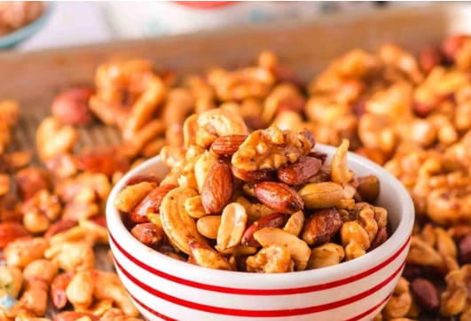 أسرار تحميص المكسرات في المنزل: طريقة التمليح والقرمشة المثالية في الفرن 