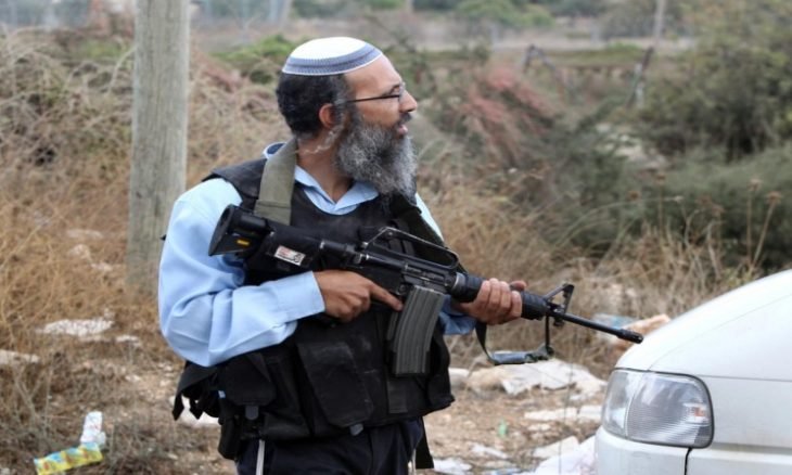 مستوطنون ينصبون لافتات تشير لمناطق فلسطينية وفق "صفقة القرن"
