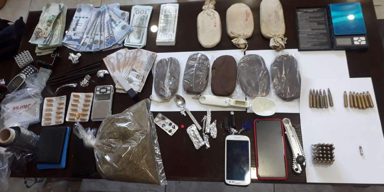 القبض على أحد تجار ومهربي المواد المخدرة ومصنف "بالخطير" بحقه 21 طلباً أمنياً بمداهمة في الرمثا ..  صورة