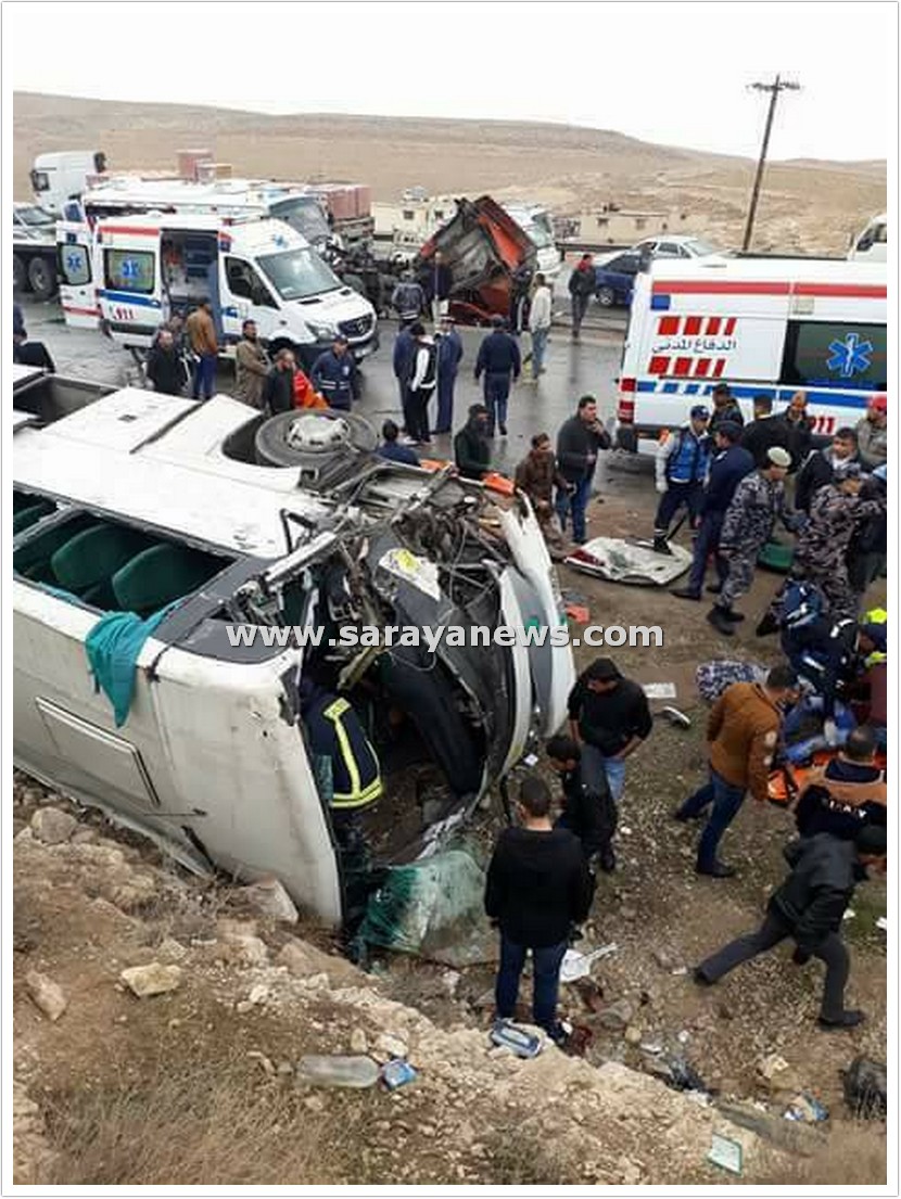بالصور : وفاة و  (32) إصابة أثر حادث تصادم بين حافلة نقل ركاب وشاحنة على طريق الزرقاء - المفرق