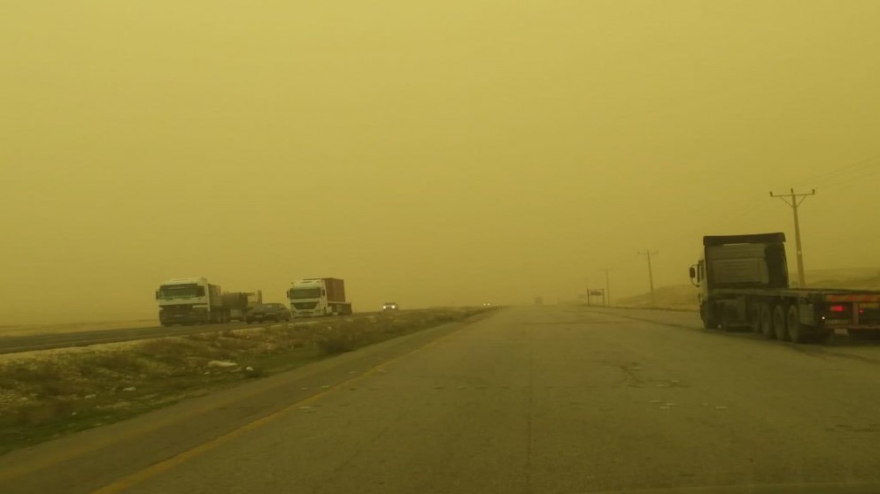 إعادة فتح الطريق الصحراوي بالاتجاهين بعد انحسار موجة الغبار