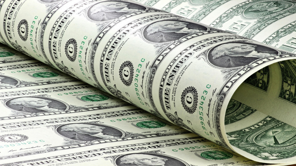 الدولار يتراجع مع تصاعد التوتر بين الولايات المتحدة وإيران