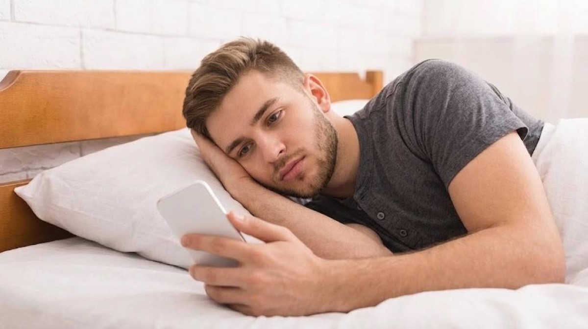 ماذا يحدث لعقلك عندما تبتعد عن الهاتف أول ساعة من يومك؟