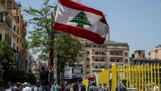 متظاهرون لبنانيون يحاولون اقتحام وزارة الطاقة احتجاجًا على انقطاع التيار الكهربائي 