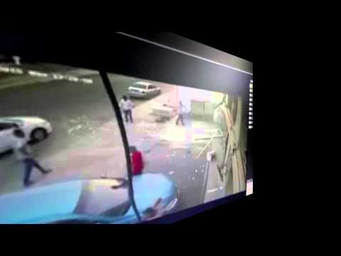 فيديو مروع  .. سيارة تقتحم صالون حلاقة وتقتل شخصين