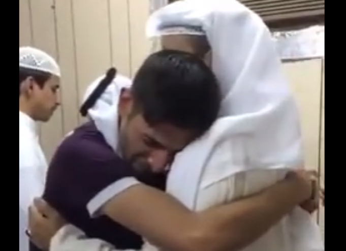 بالفيديو  ..   بعد فراق 26 عاماً هكذا كانت لحظة اللقاء بين الابن المفقود ووالده