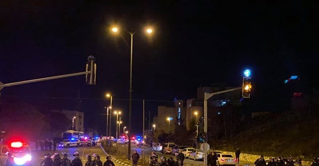 بالفيديو  ..  عقب اختفاء طفل: إصابة 23 مواطنا في بيت حنينا والاحتلال يغلق القدس