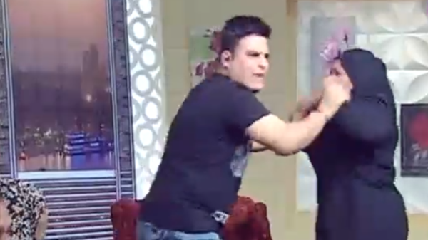 بالفيديو ..  ممثلة تضرب مذيع على الهواء وسط ذهول الحاضرين