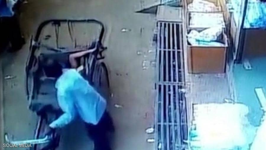 بالفيديو ..  "معجزة" تنقذ طفل هندي سقط من الطابق الثاني