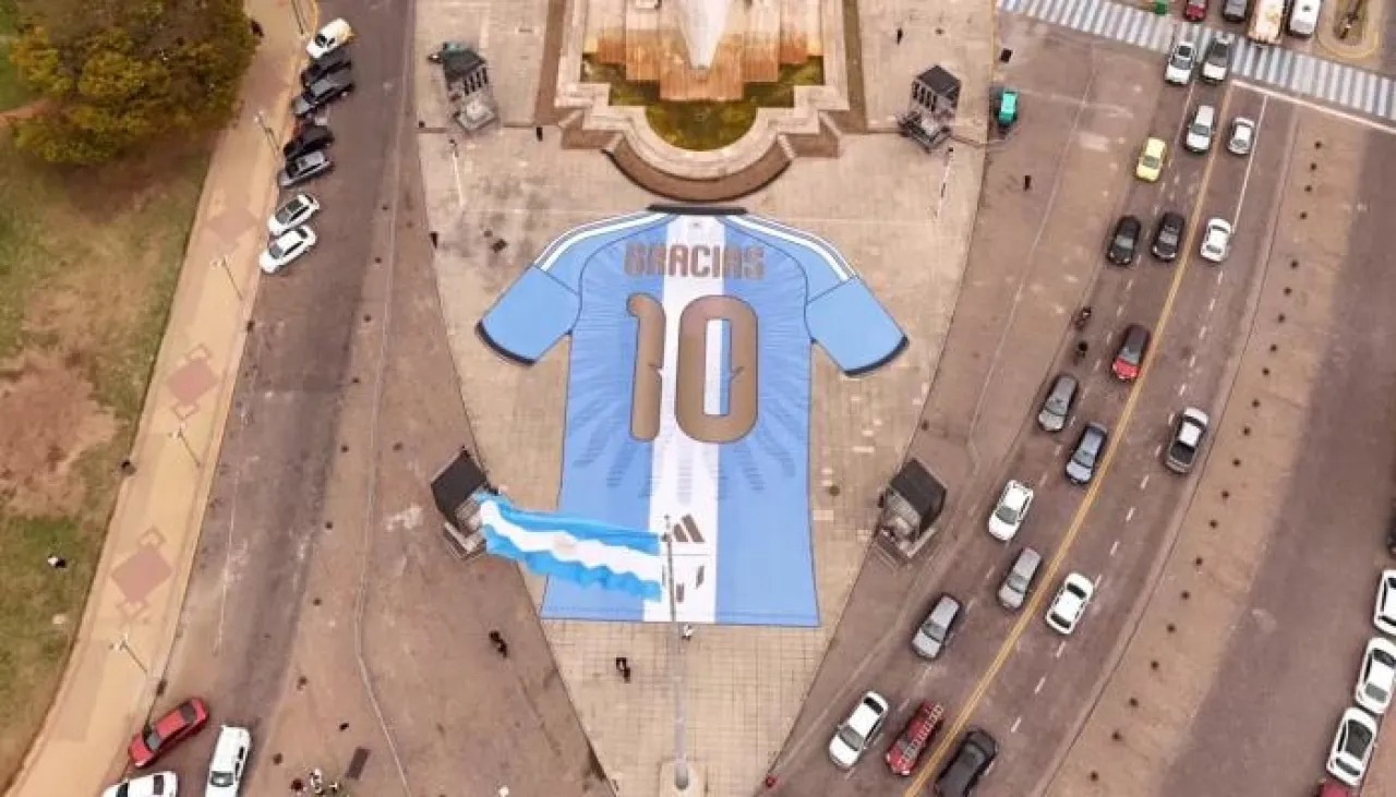 «شكرا يا 10» ..  روزاريو تودع ميسي بقميص عملاق (فيديو)