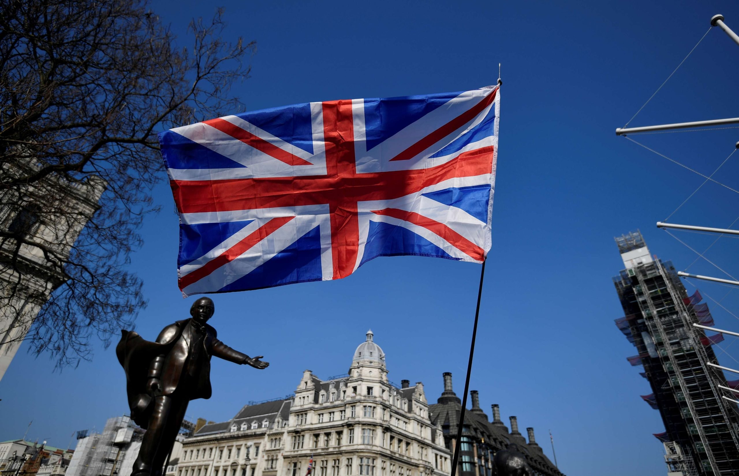 بريطانيا تستدعي السفير الروسي وتفرض عقوبات على خمسة مصارف روسية وثلاثة “أفراد أثرياء”