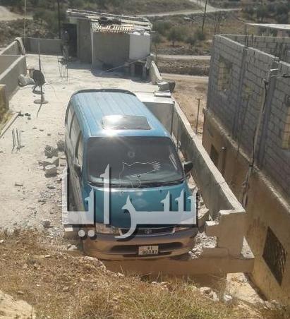 يالصور  ..  حافلة  صغيرة تقتحم سطح منزل في كفريوبا باربد 