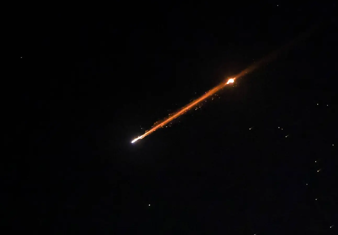 صاروخ عنقودي يهزّ "تل أبيب"… وارتفاع عدد الإصابات بديمونا وعراد إلى 175