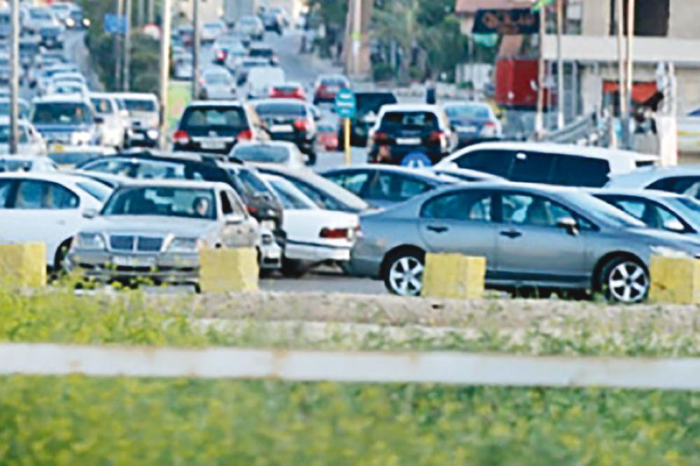 نقص مواقف السيارات .. يضع المواطن بين فكي كماشة الفاليت أو المخالفة