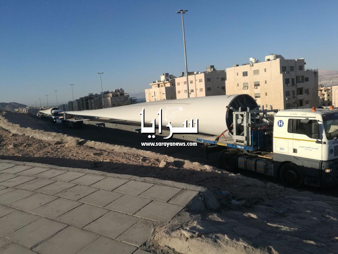 بالفيديو والصور ..  نقل أنابيب ضخمة في العقبة تمتد على مسافات طويلة