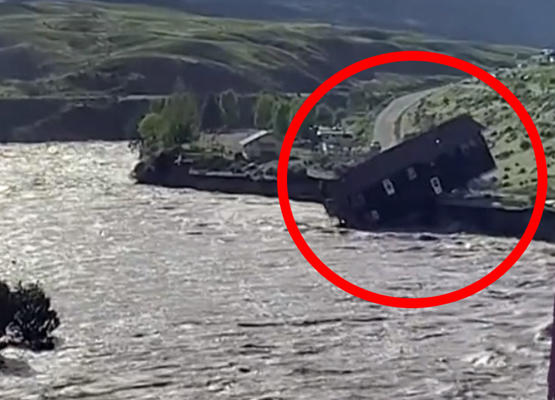 لحظة سقوط منزل في نهر بسبب الفيضانات بولاية أمريكية  .. فيديو