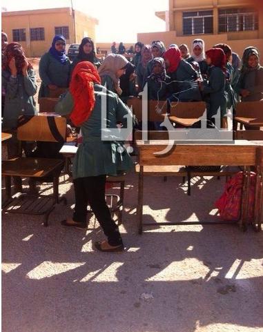 بالصور  ..   طالبات ثانوية فاع يضربن عن الدراسة للمطالبة بنقل مديرة مدرستهن 