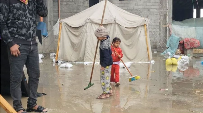 12 وفاة في غزة بالمنخفض الجوي و72% نقص الأدوات الطبية