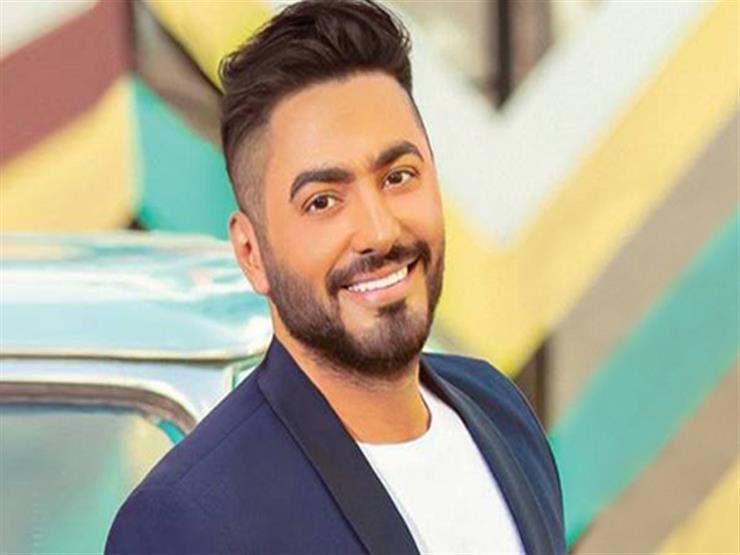 بالفيديو  ..   تامر حسني يثير الجدل بسبب قبلته لفتاة محجبة معجبة به