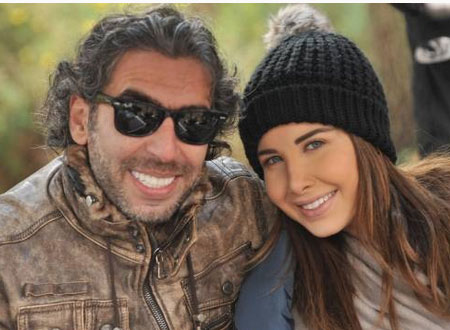 نانسي عجرم تغسل شعرها في كواليس كليبها الجديد «مش فارقه كتير»  ..  صور