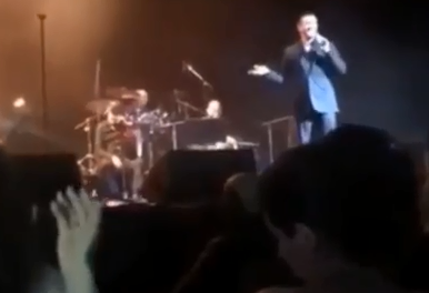 بالفيديو .. الجمهور يحرج كاظم الساهر ويردد اسم خطيبته
