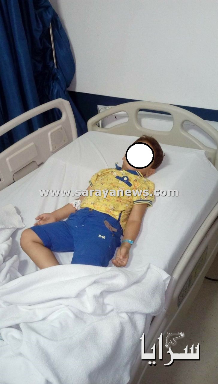 بالصور ..  إدخال طفل للمستشفى نجا بأعجوبة من خطر الكهرباء المعراة في الشوارع بالعقبة