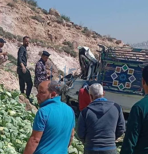 بالصور  ..  اصابة شخص بحادث انقلاب "ديانا" محمّلة بالملفوف على نزول الكسارات في عين الباشا 