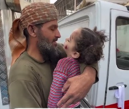 بعد أن فقد حفيده وحفيدته "روح الروح"  ..  الحاج خالد نبهان من قطاع غزة يرزق بحفيدة جديدة (صورة) 