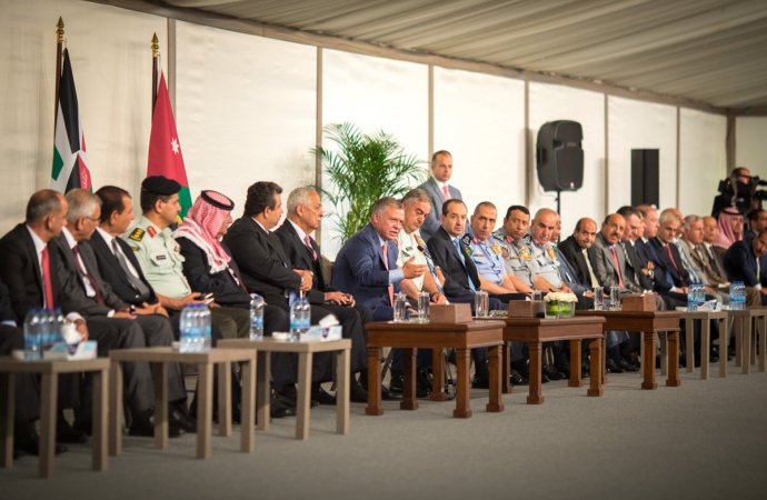 الملك :'نسمع كل عام عن موضوع الكونفدرالية .. وجوابي كونفدرالية مع مين؟